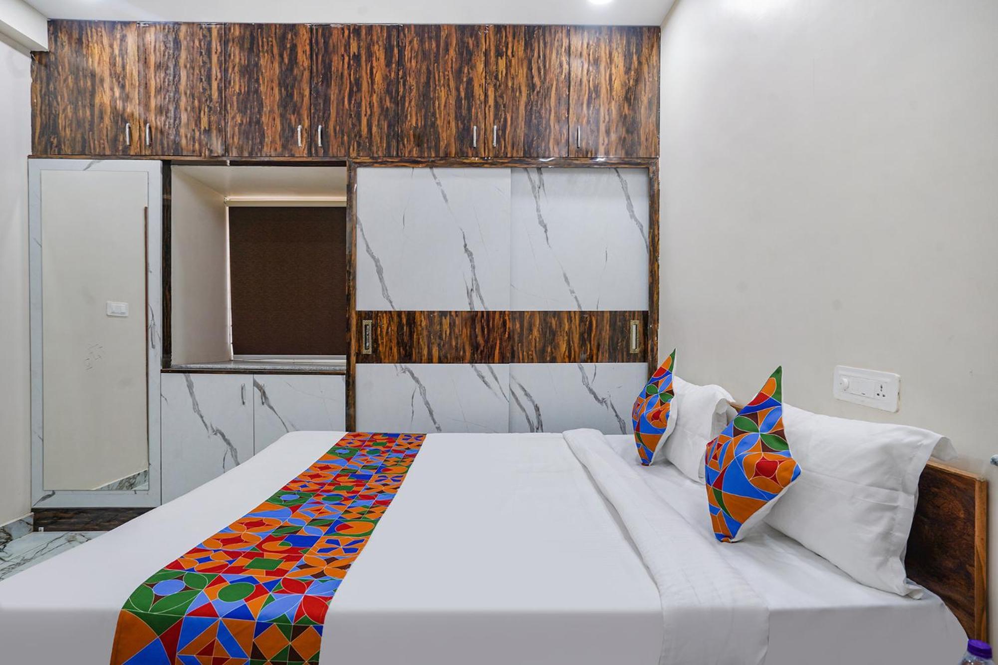 Fabhotel Perams Grand Inn - Hitech City ハイデラバード エクステリア 写真