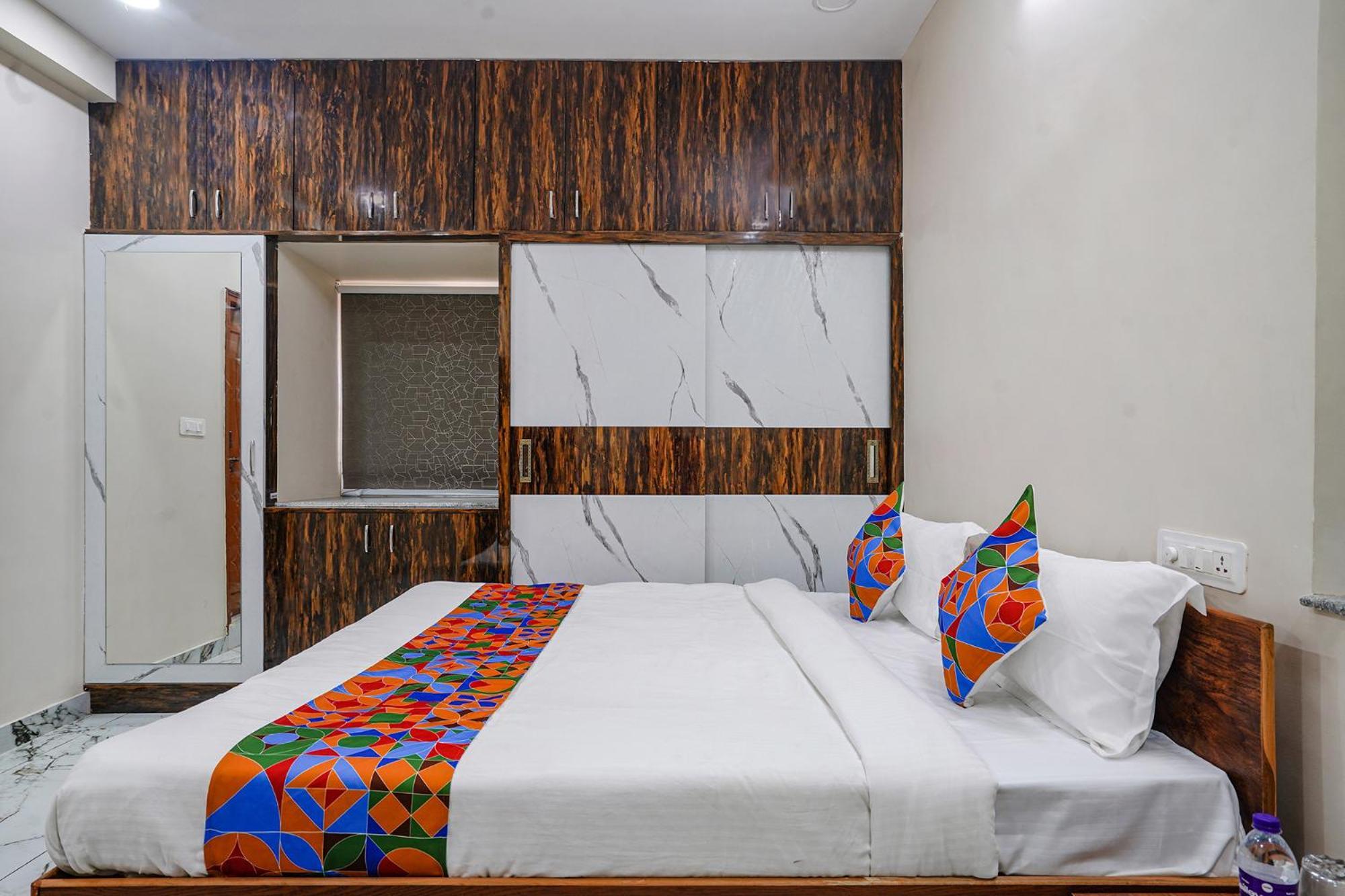 Fabhotel Perams Grand Inn - Hitech City ハイデラバード エクステリア 写真